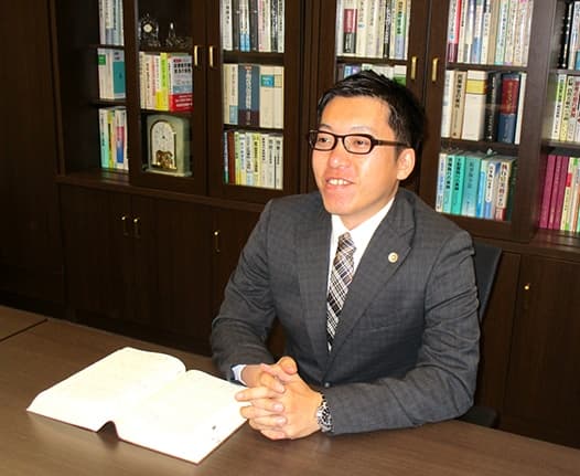 弁護士　西浦 賢一（渡辺靖志法律事務所）
